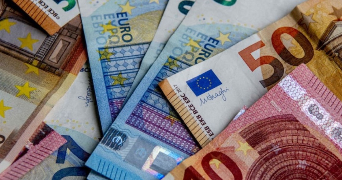 Euro bie në një minimum të ri historik në vlerën e 97 lekëve